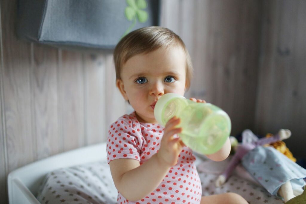 بهترین گزینه مصرف آب برای نوزادان